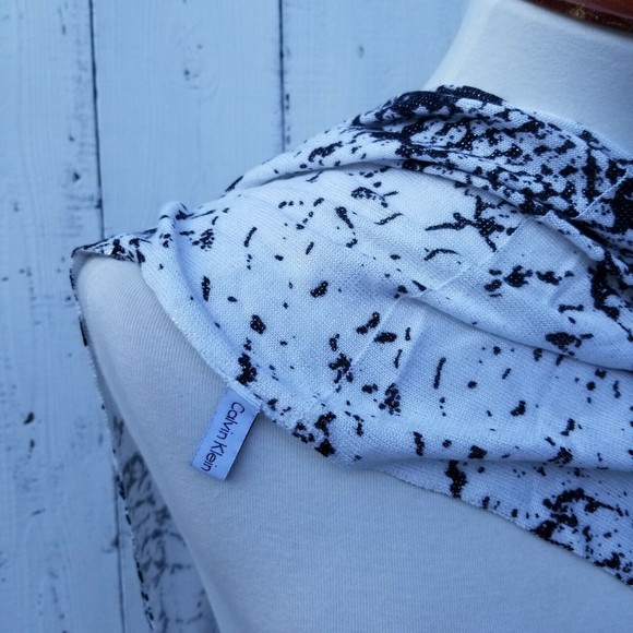 Calvin Klein Basic Knit Loop Infinity Scarf Wrap Black and White 35x12 - Picture 4 of 4